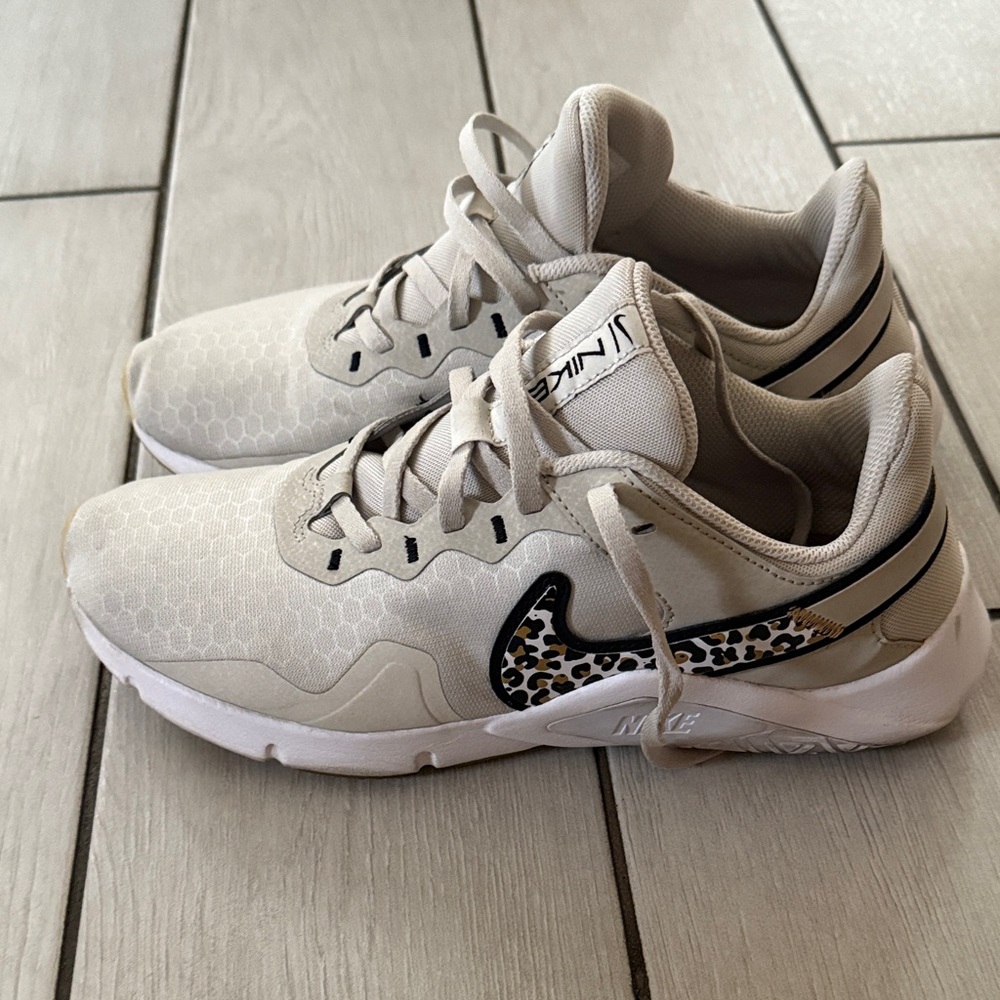 Nike Legend Essential 2 Premium Shoe Woman’s 9